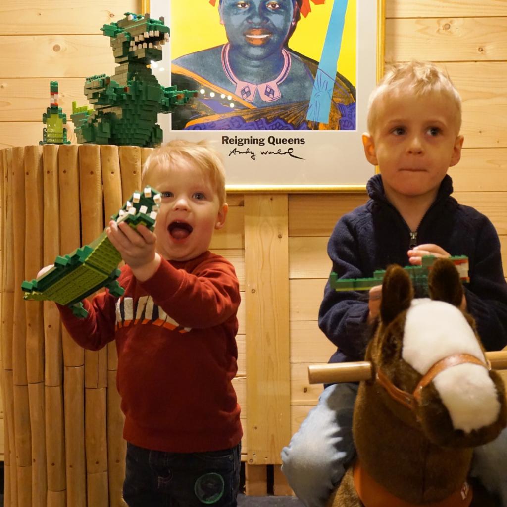 Enthousiaste krokodillenbouwers in het Doe Museum in Veendam low resA.jpg