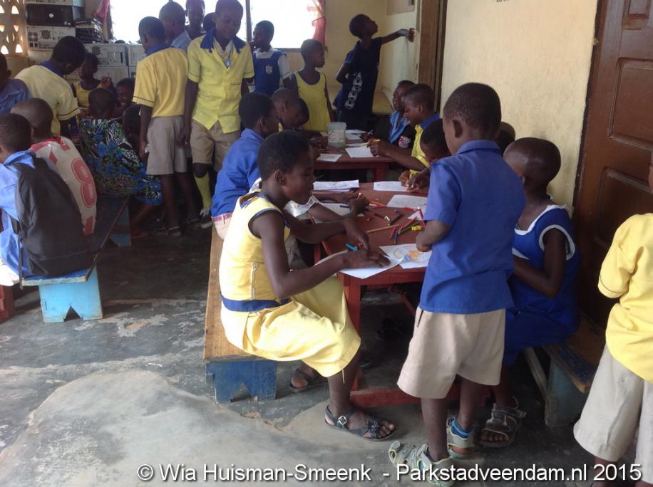 20150804_Ghana_kinderen_in_de_bibliotheek_Okorase.JPG