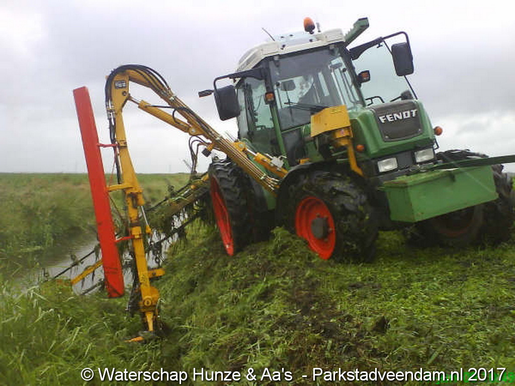 smalspportrekker verzakt in bouw 11 juni 09 meeden.JPG