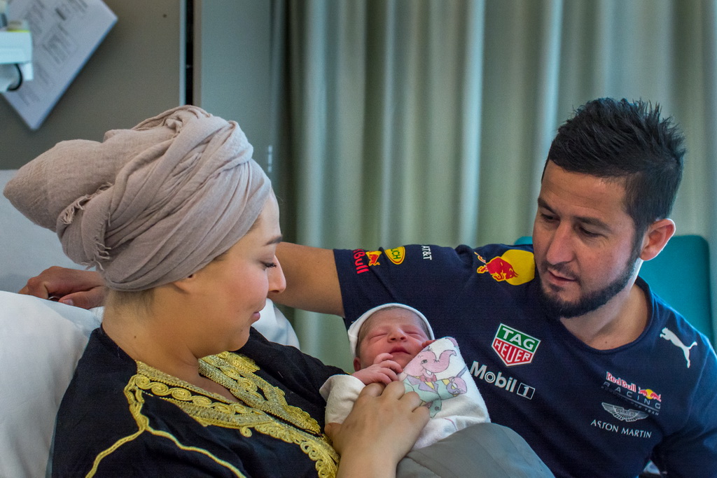 Eerste baby geboren in nieuw Ommelander Ziekenhuis. Op de foto het kersverse gezin.jpg
