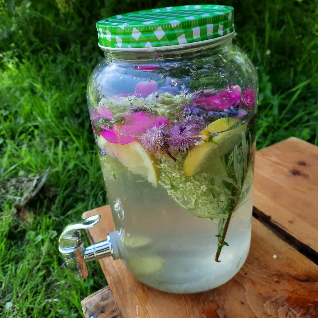 citroenwater met eetbare bloemen.jpg