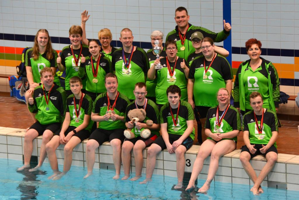 1-De succesvolle zwemmers en coaches van De Brug Veendam.JPG